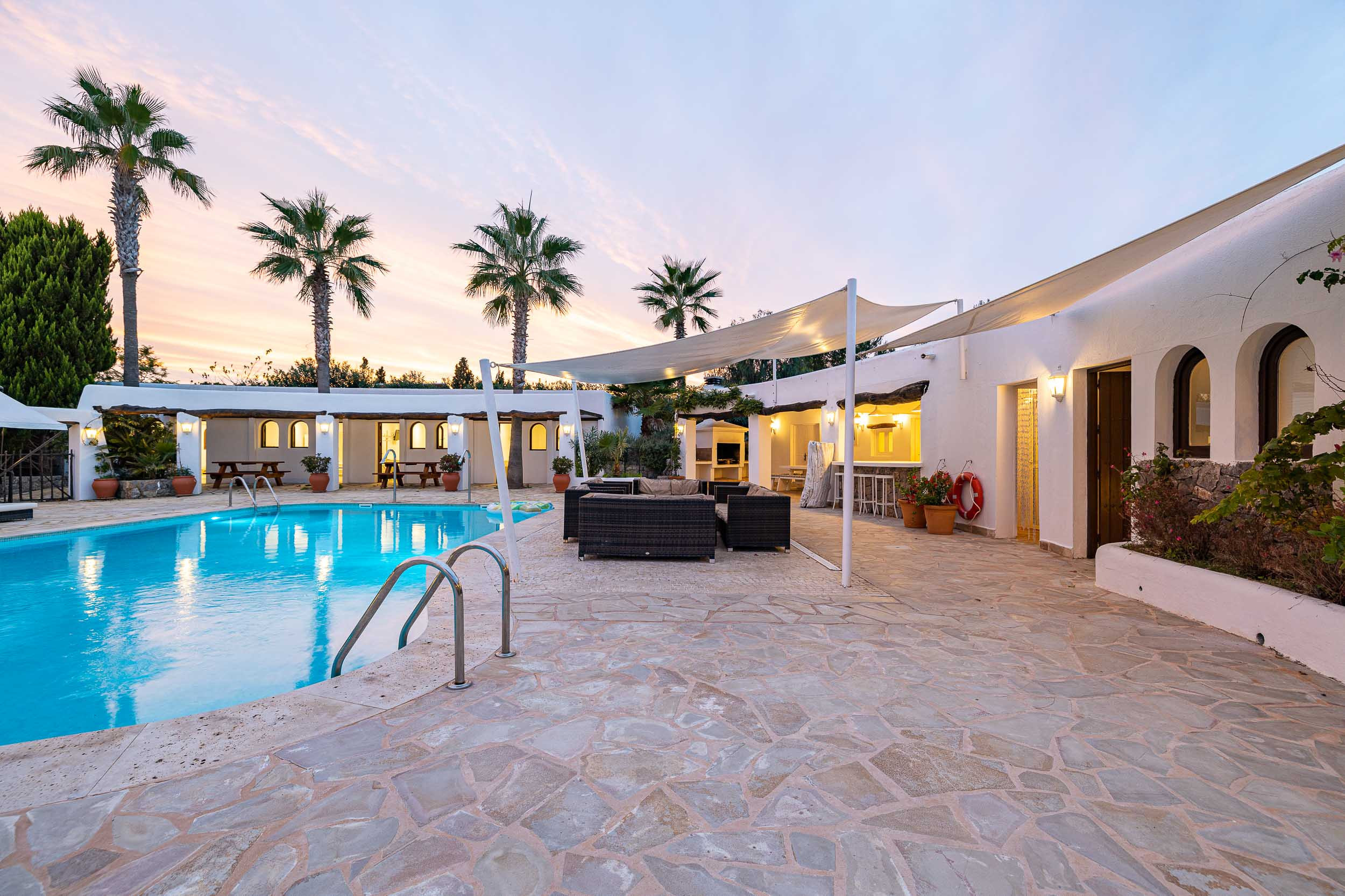 La Casa Cova est une villa spacieuse avec plusieurs pièces extérieures, pour accueillir de grands groupes visitant Ibiza.