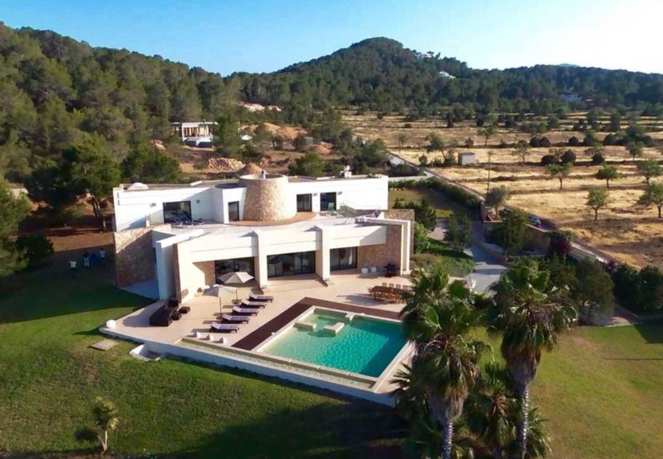 Vue par drone de la villa de luxe à Ibiza