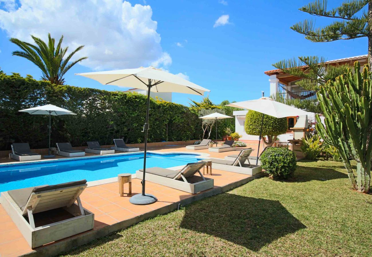 intimité et relaxation avec le jardin et la piscine de la villa Wicker à Ibiza