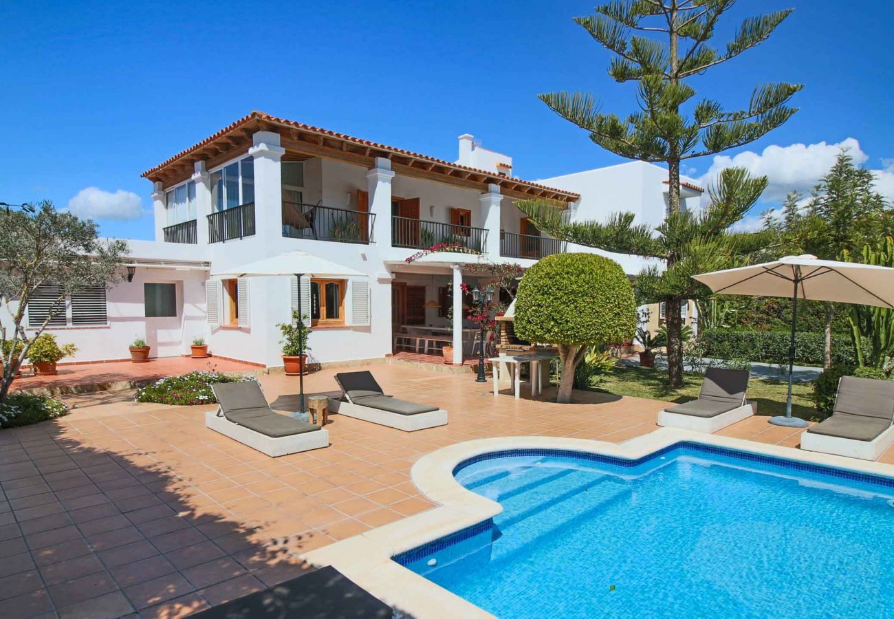 Extérieur de la Villa Wicker à Sant Jordi, Ibiza, avec piscine et jardin privé.