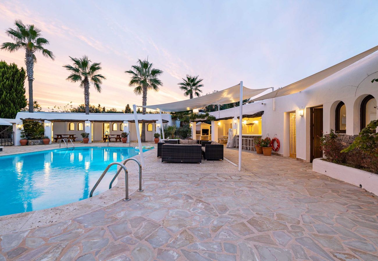 La Casa Cova est une villa spacieuse avec plusieurs pièces extérieures, pour accueillir de grands groupes visitant Ibiza.