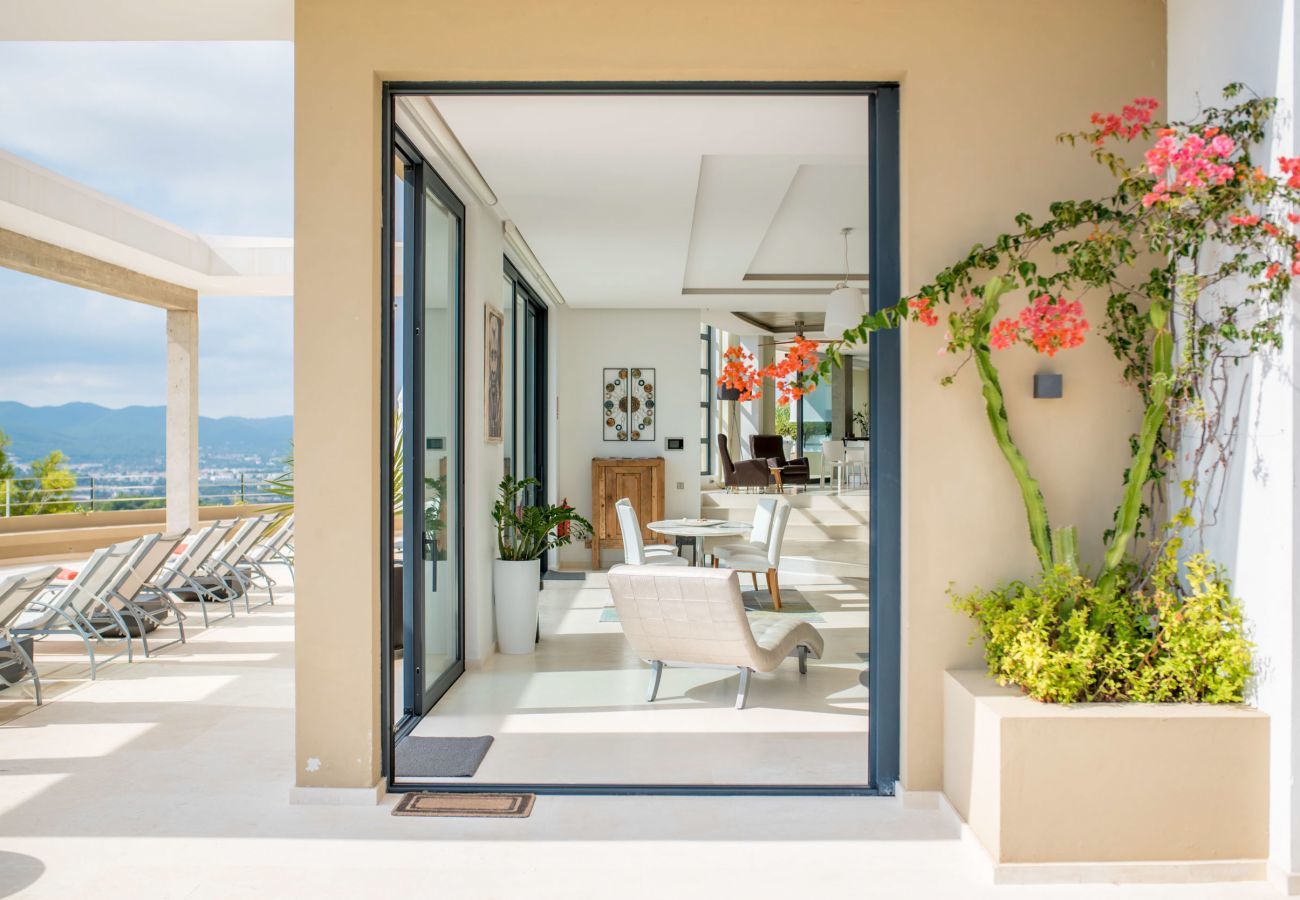 Intérieur de la villa Hilltop, avec de grandes fenêtres pour profiter de la vue sur Ibiza.
