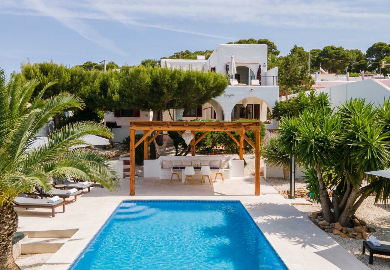 Jardin et piscine privée de la Villa Es Vedra à Sant Josep