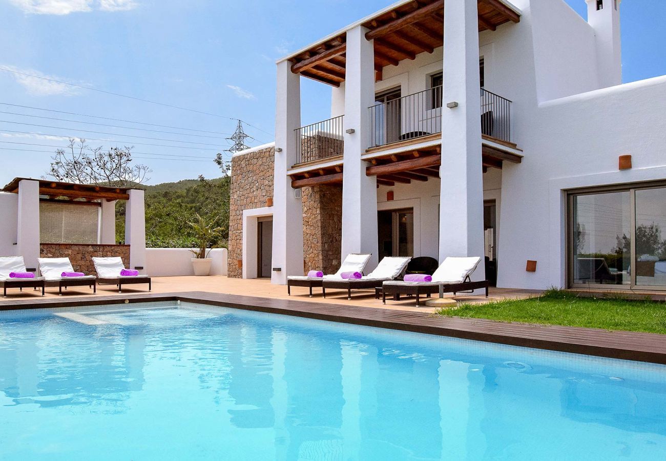 Extérieur de la Villa Can Llaneras à Ibiza avec sa piscine et sa terrasse