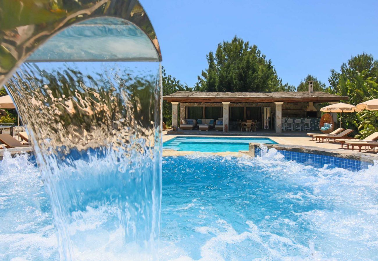 la piscine de Can Cama à Ibiza offre une grande zone d'hydromassage.