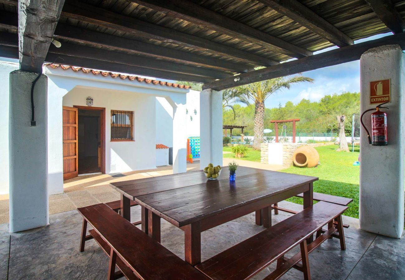 terrasse couverte à la Casa Gertrudis à Ibiza pour des repas en plein air pendant le séjour