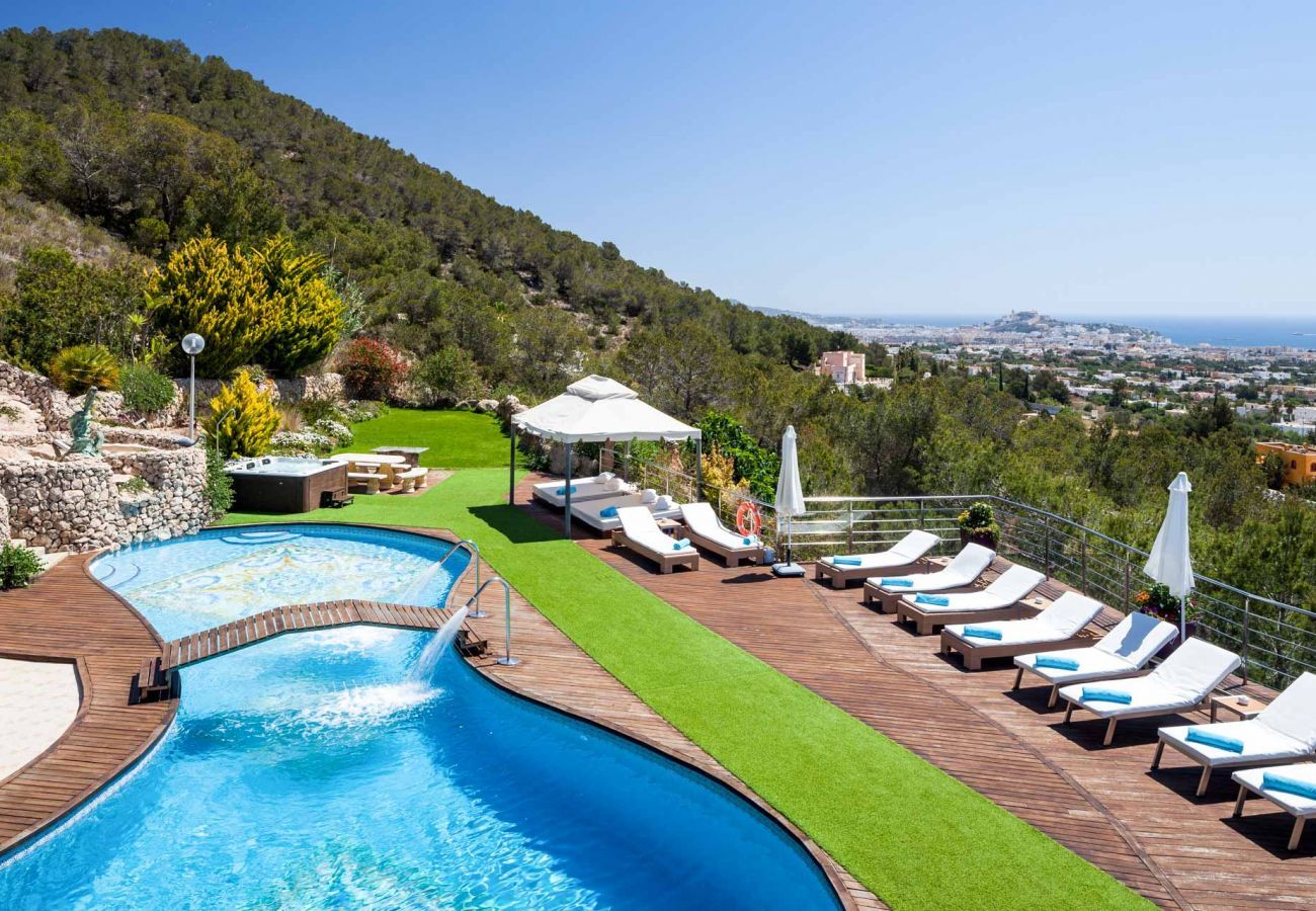 Les environs de la villa Fontaluxe à Ibiza sont propices à la détente.