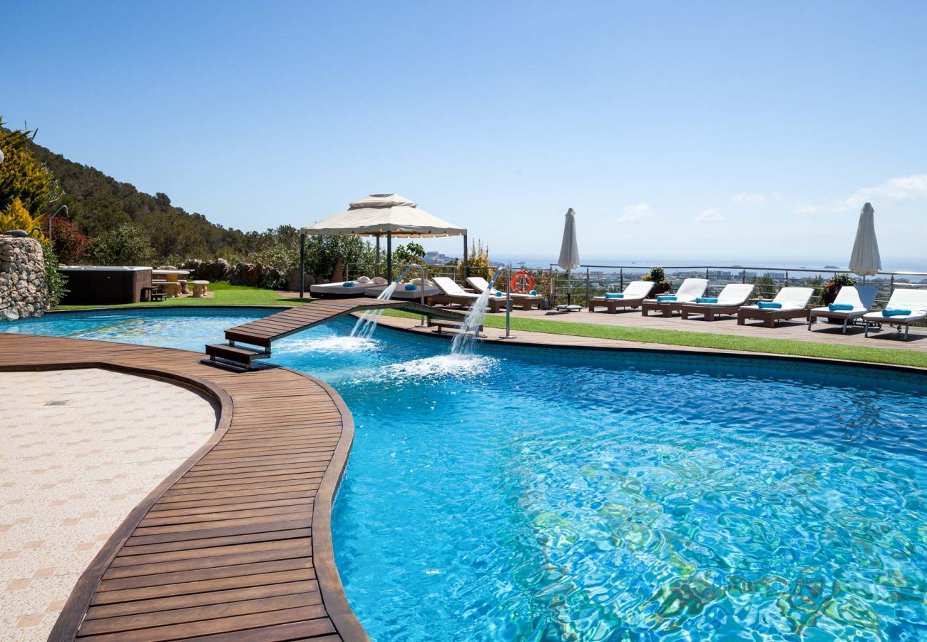 Vues de la piscine privée de la villa à Ibiza Fontaluxe