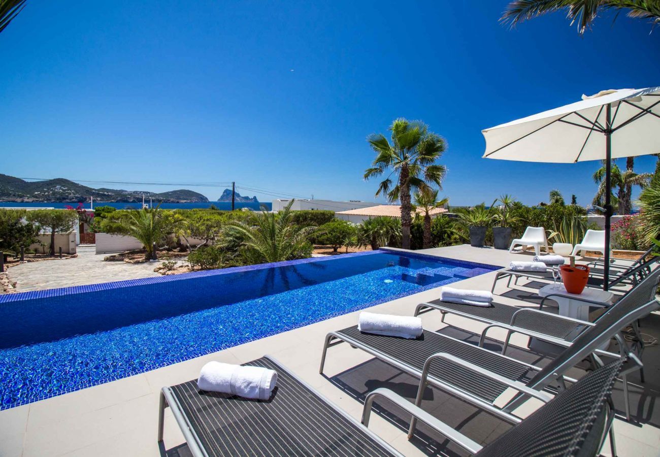 Vue depuis la piscine de la villa Arola à Ibiza