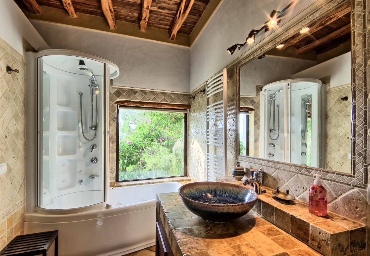 Salle de bains de la villa de vacances San Miguel, avec douche à hydro-massage
