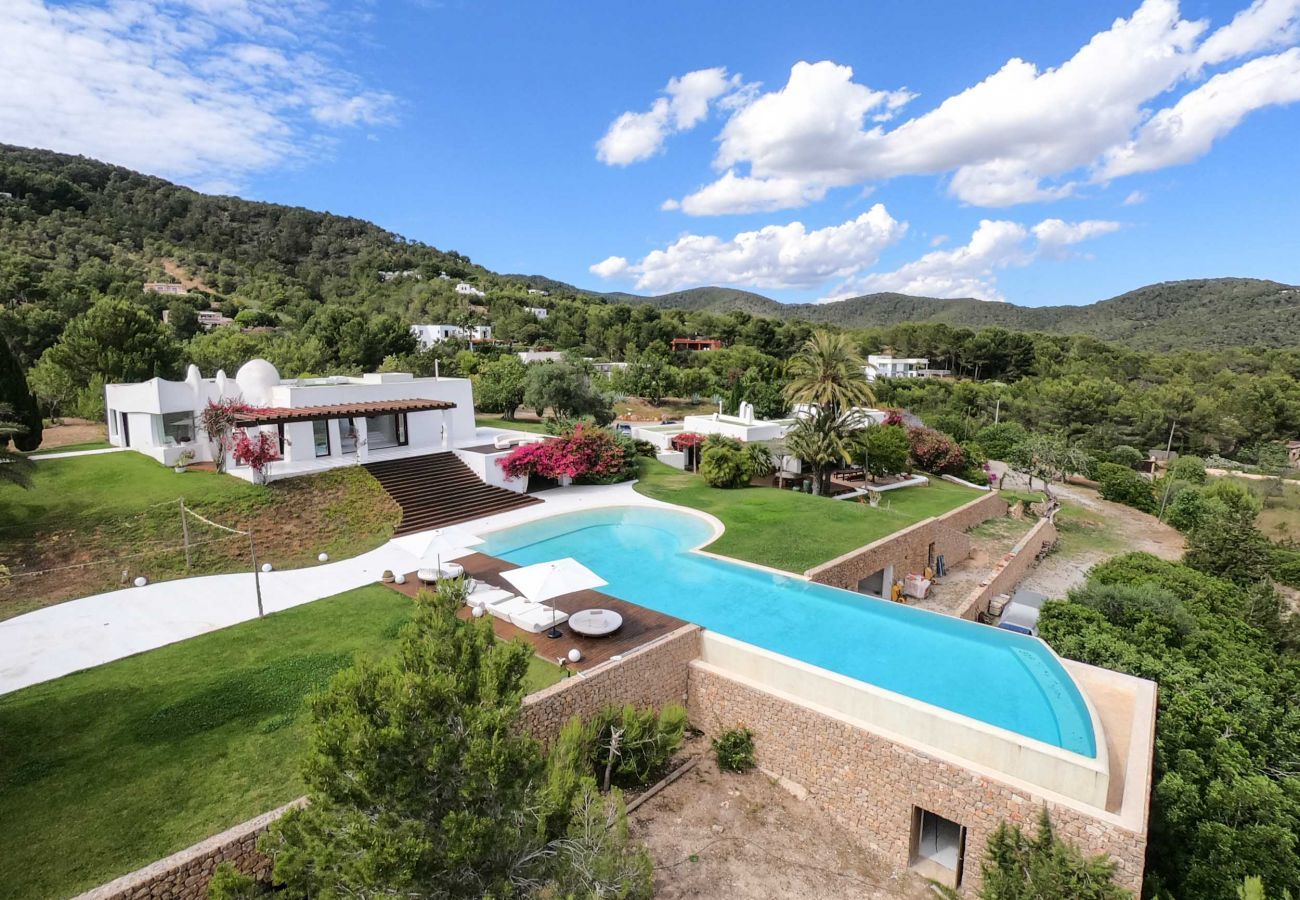 Vue aérienne de la villa Blue Star avec sa piscine et ses jardins spectaculaires