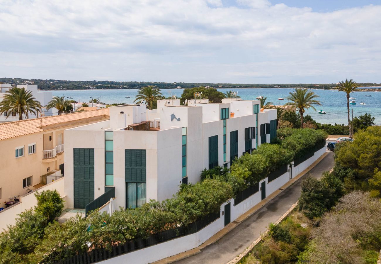 vues de l'extérieur de l'appartement à Puerto de la Savina à Formentera