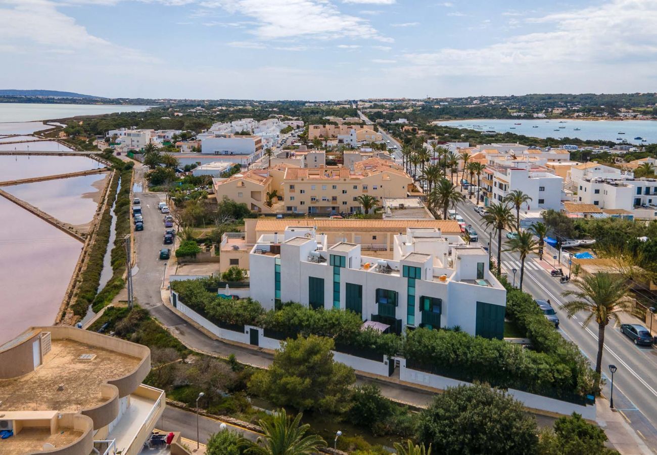 Emplacement spectaculaire pour cette maison de vacances à Puerto de la Savina sur l'île de Formentera.