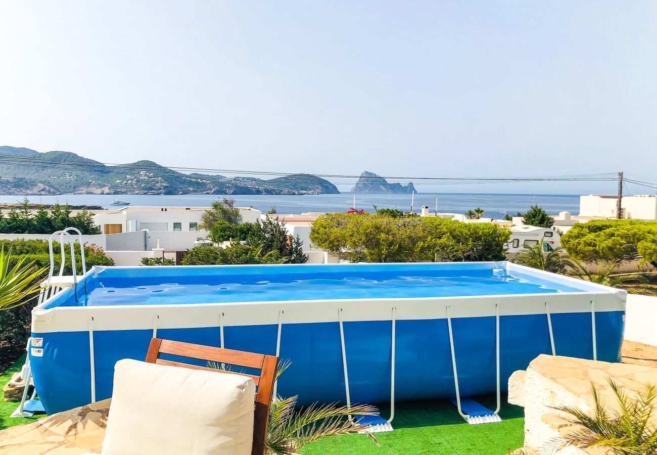 Piscine de la villa Pins à Ibiza avec la mer en arrière-plan