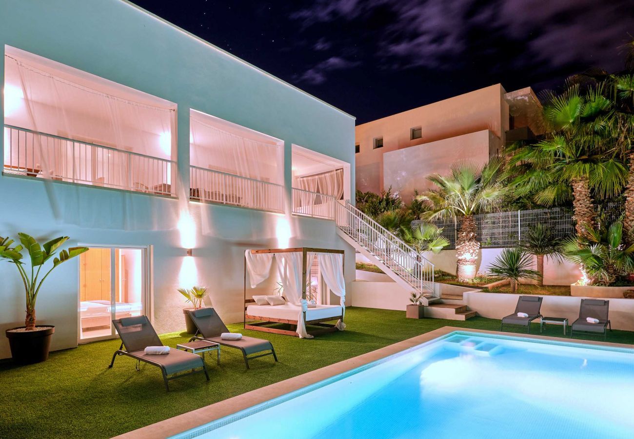 Villa Julieta à Ibiza la nuit avec piscine illuminée
