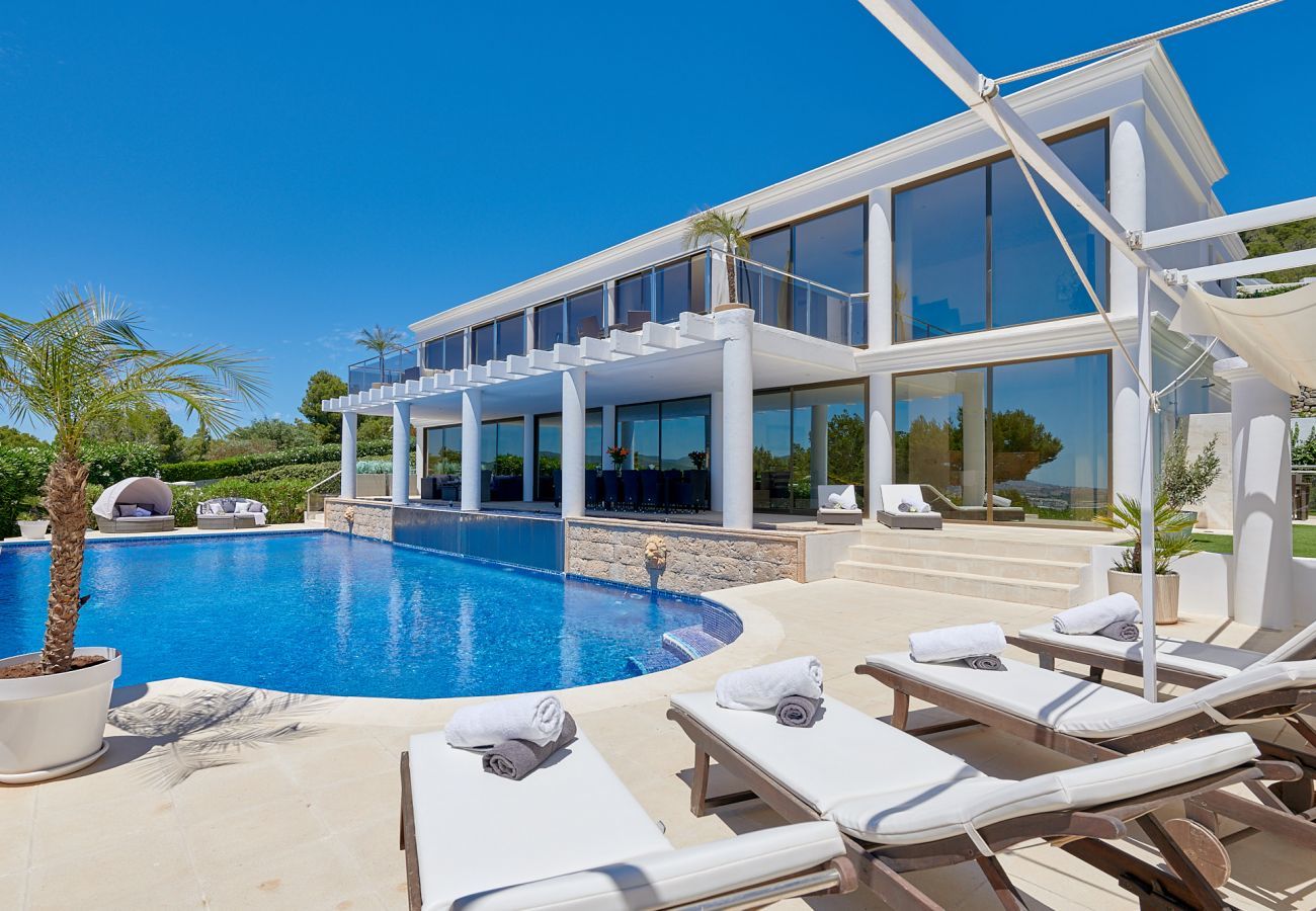 Vues spectaculaires sur la piscine et les environs de la Villa Blanca de Ibiza